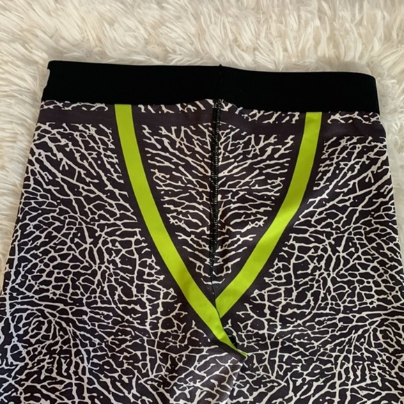 Nike Pro Black & White Animal Print Cropped Leggings - Picture 7 of 9